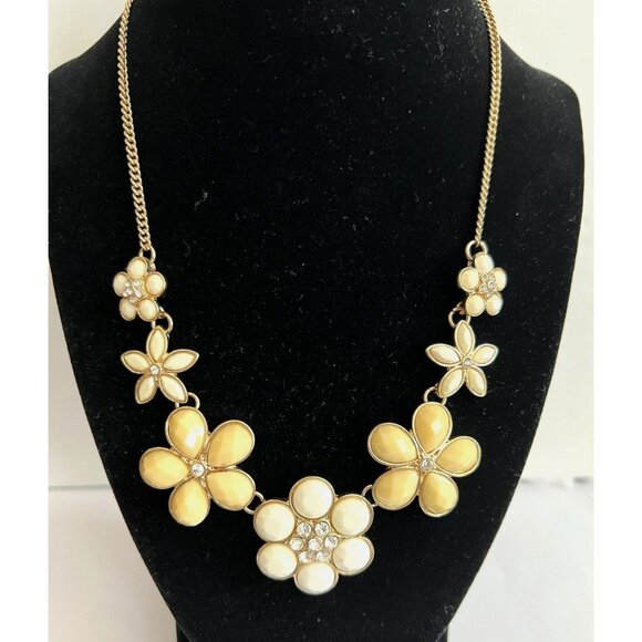 Claire's Fashion Necklace Gold Tone Cream White Floral Design Adjustable - Picture 1 of 9